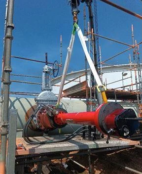 Configuración de equipo Montaje de equipo industrial sobre una línea dentro de una plataforma de trabajo