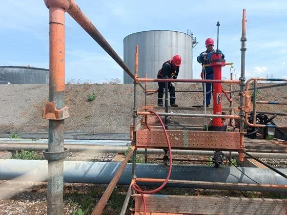 Frente coordinado Dos técnicos preparando un frente de trabajo sobre una línea industrial