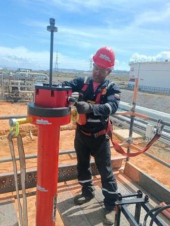 Equipo especializado Operador ajustando equipo especializado de hot tapping en campo
